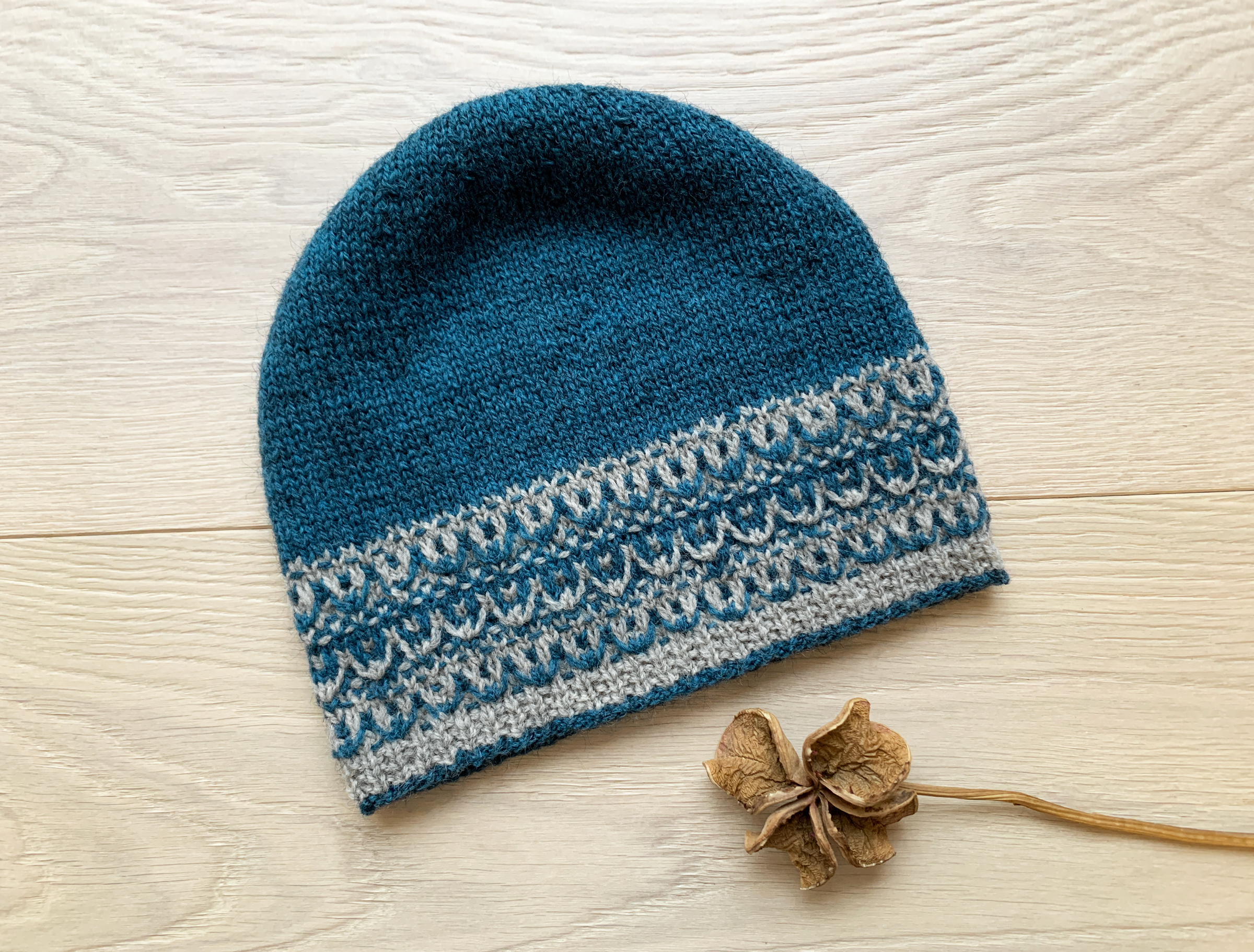 Tiny Boats by Elizabeth Doherty. Hat with slip-stitch patterns, reminiscent of the Viking sailing ships